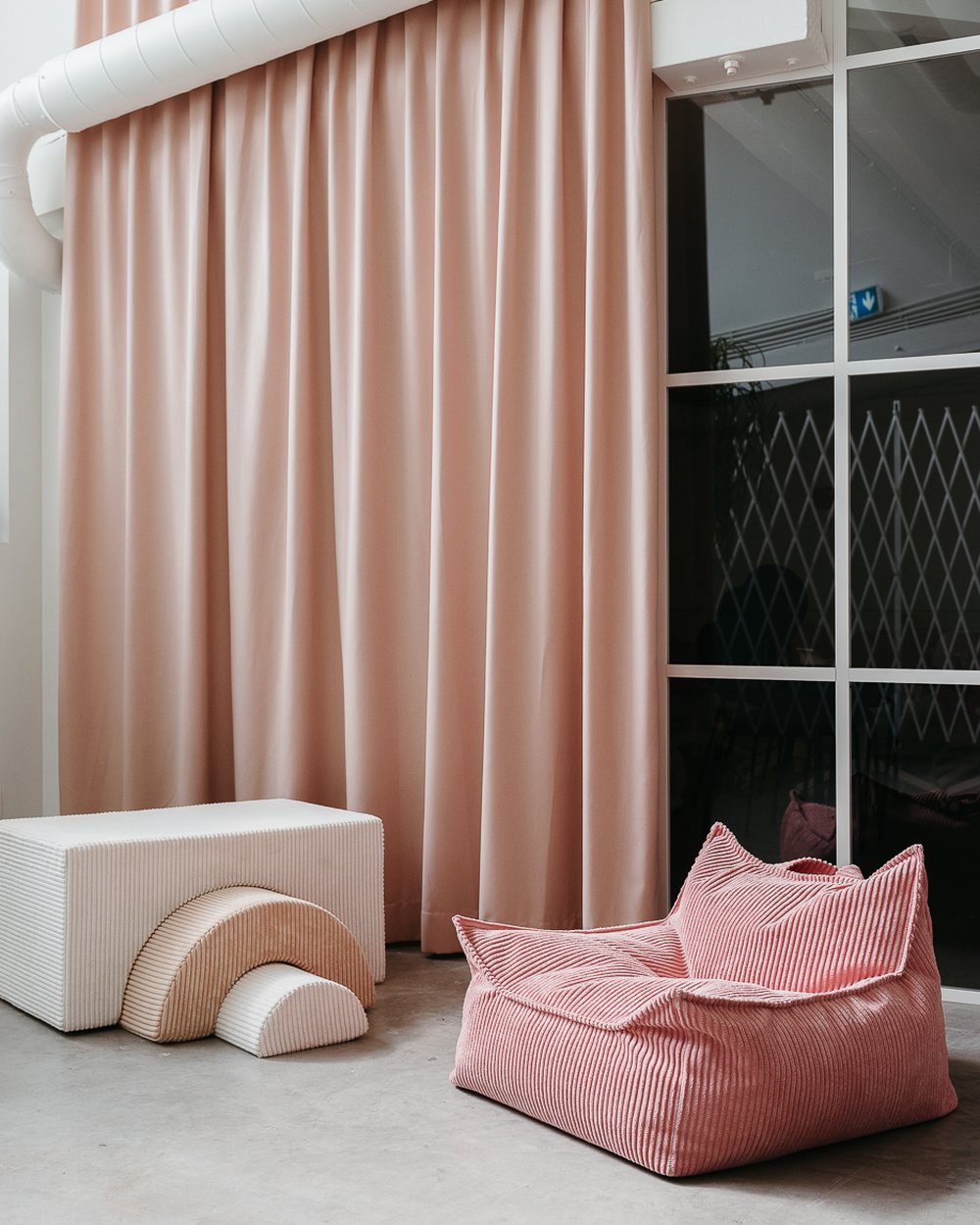 Wigiwama Cord-Sitzsack Rosa Mousse in een kinderkamer