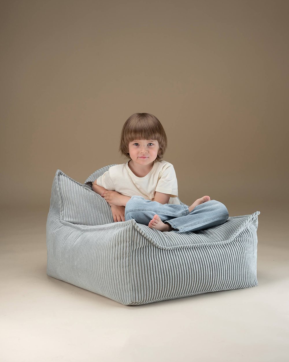 Wigiwama Cord-Sitzsack Pfefferminzgrün in een kinderkamer