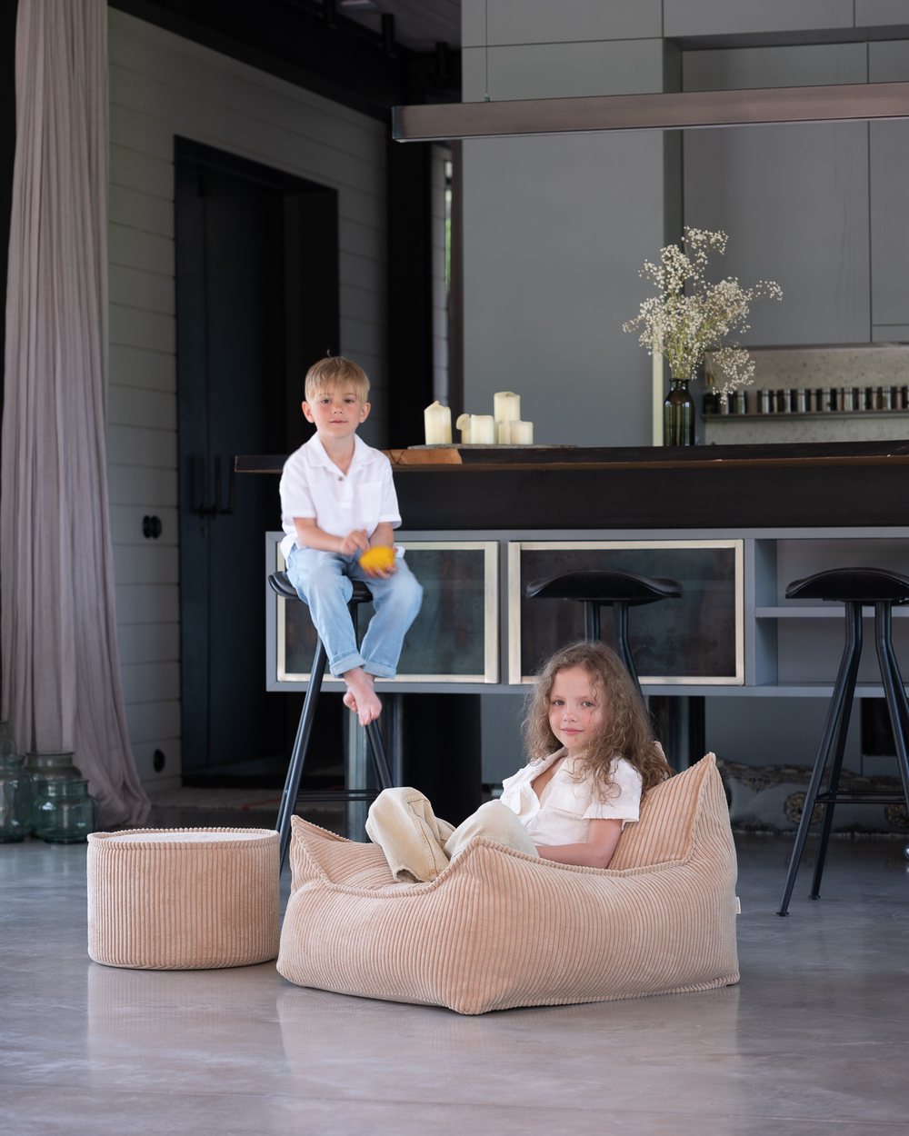 Wigiwama Zitzakstoel Brown Sugar in een kinderkamer