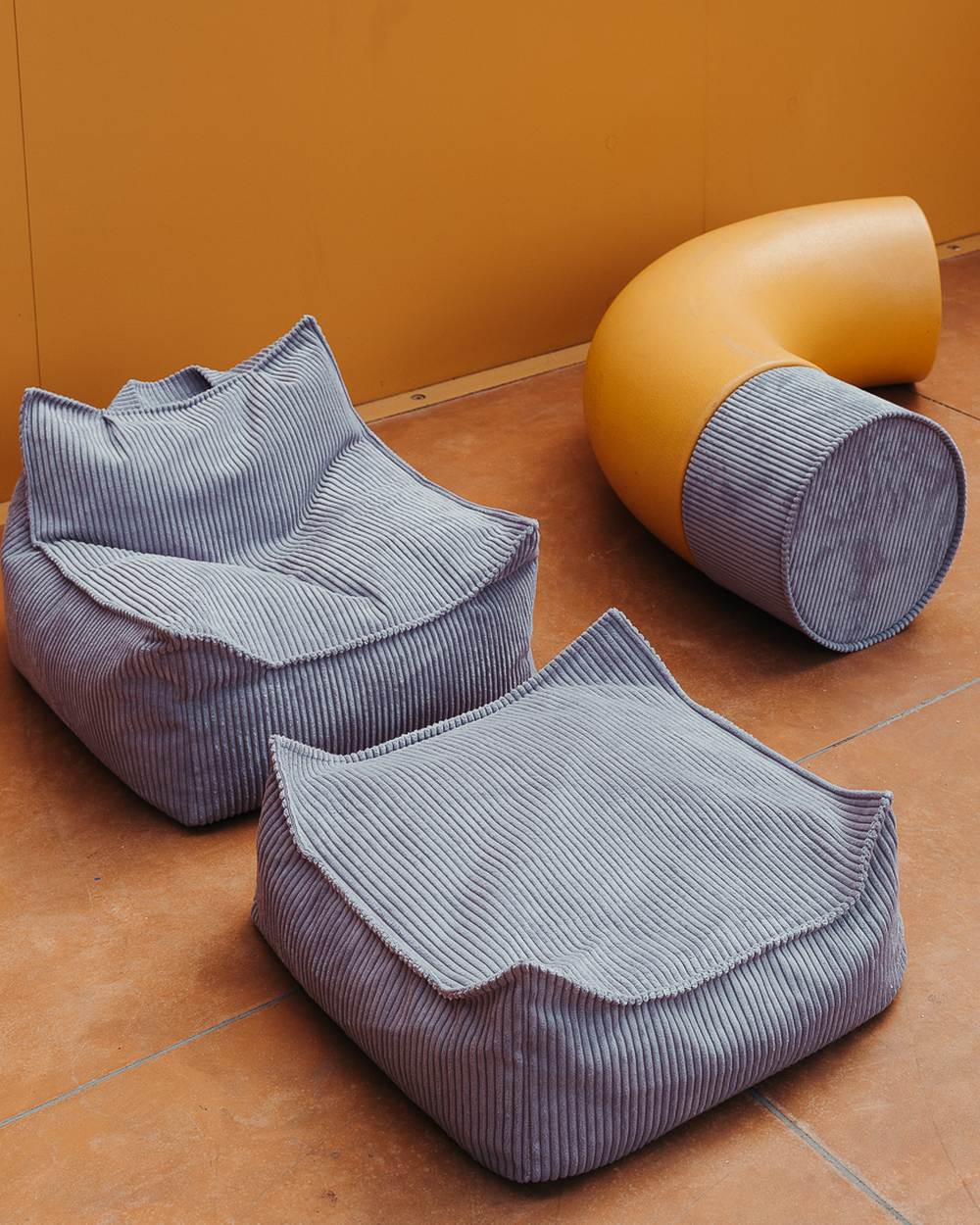 Wigiwama Cord-Sitzsack Blaubeerblau in een kinderkamer