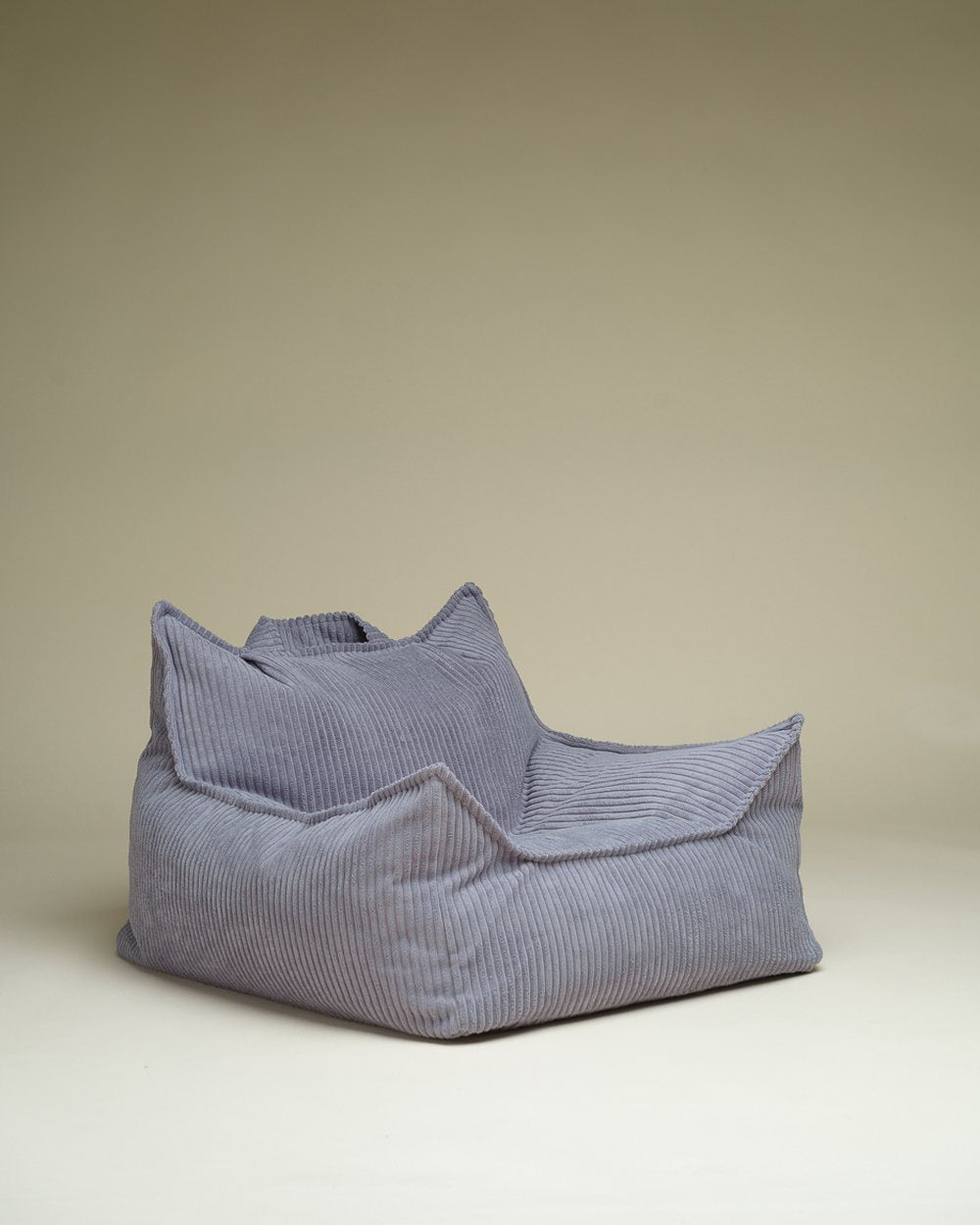 Wigiwama Cord-Sitzsack Blaubeerblau in een kinderkamer
