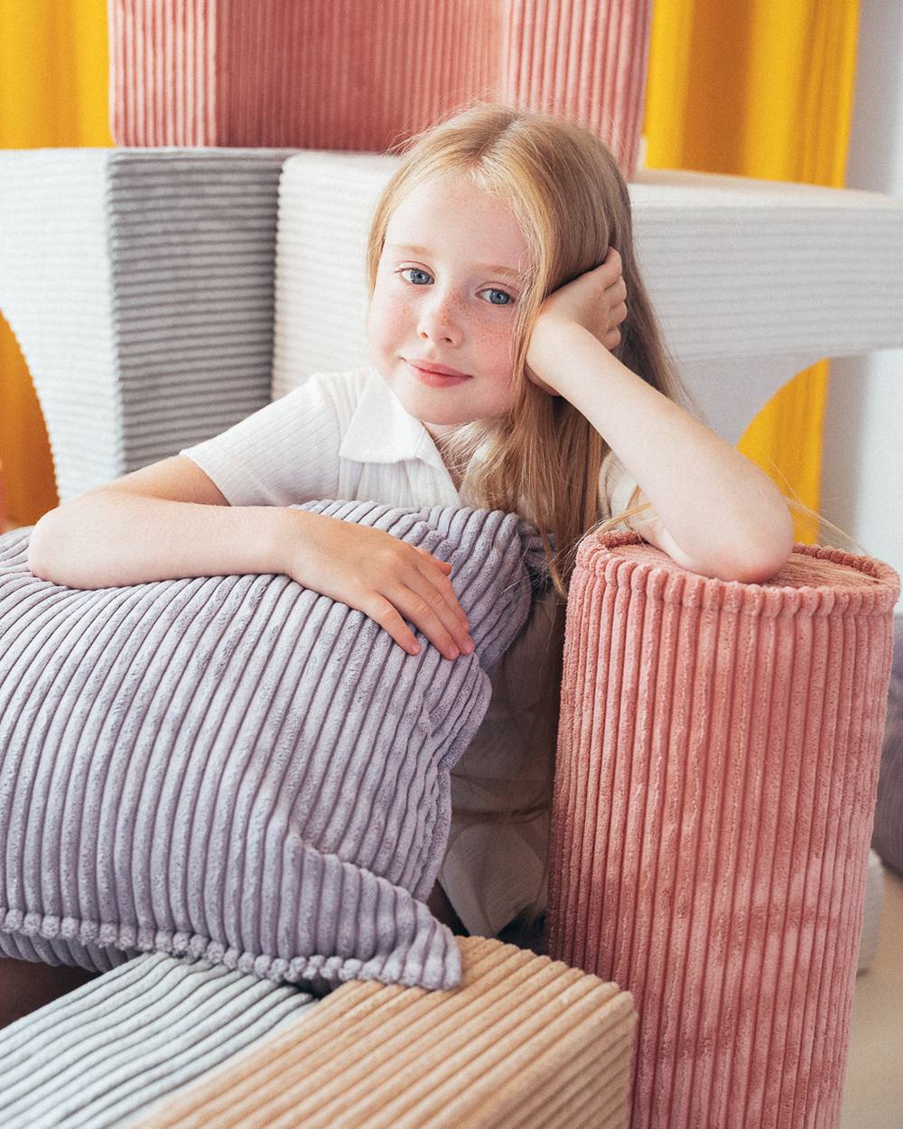 Wigiwama Rectangular corduroy cushion Blueberry Blue in een kinderkamer