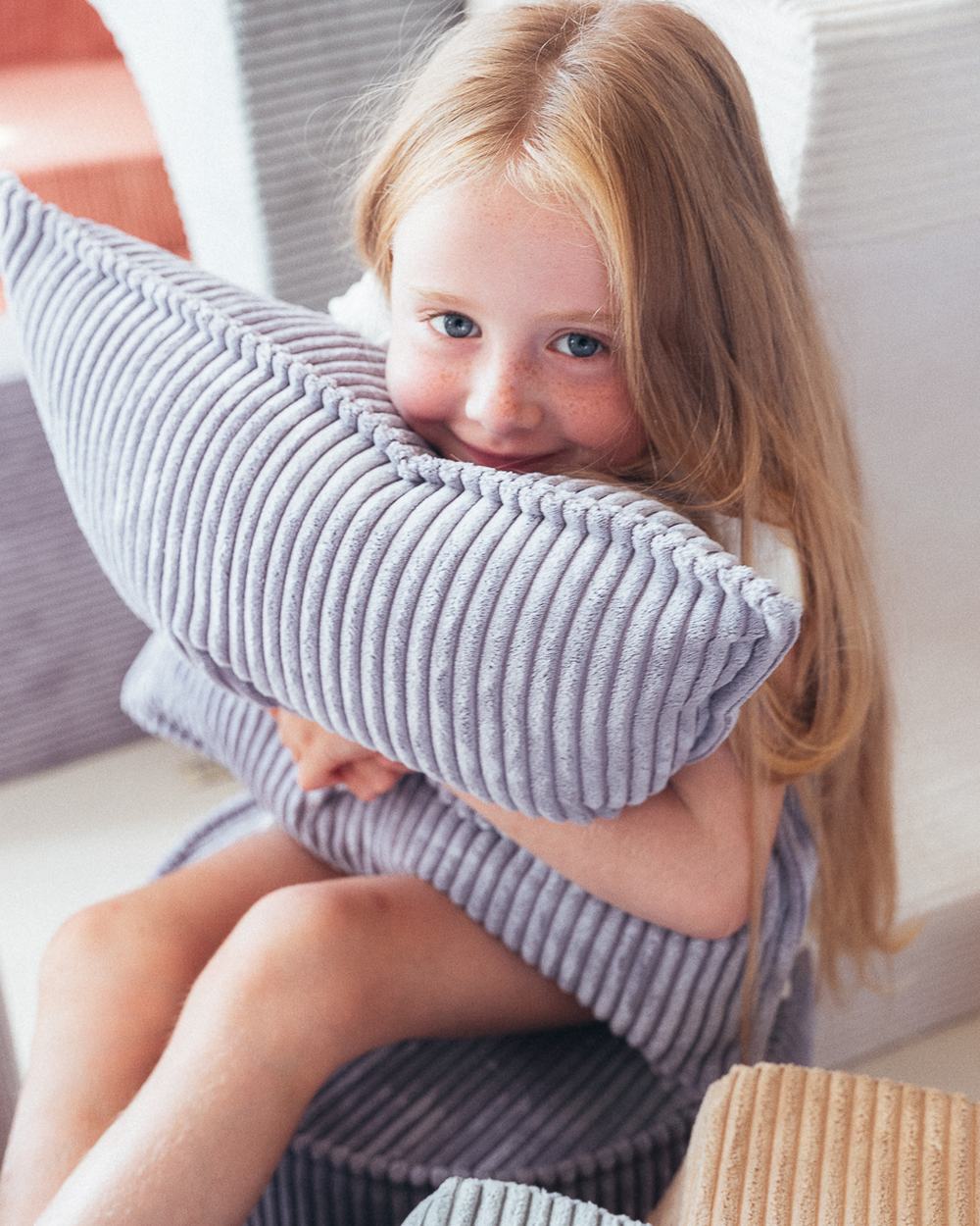 Wigiwama Rectangular corduroy cushion Blueberry Blue in een kinderkamer