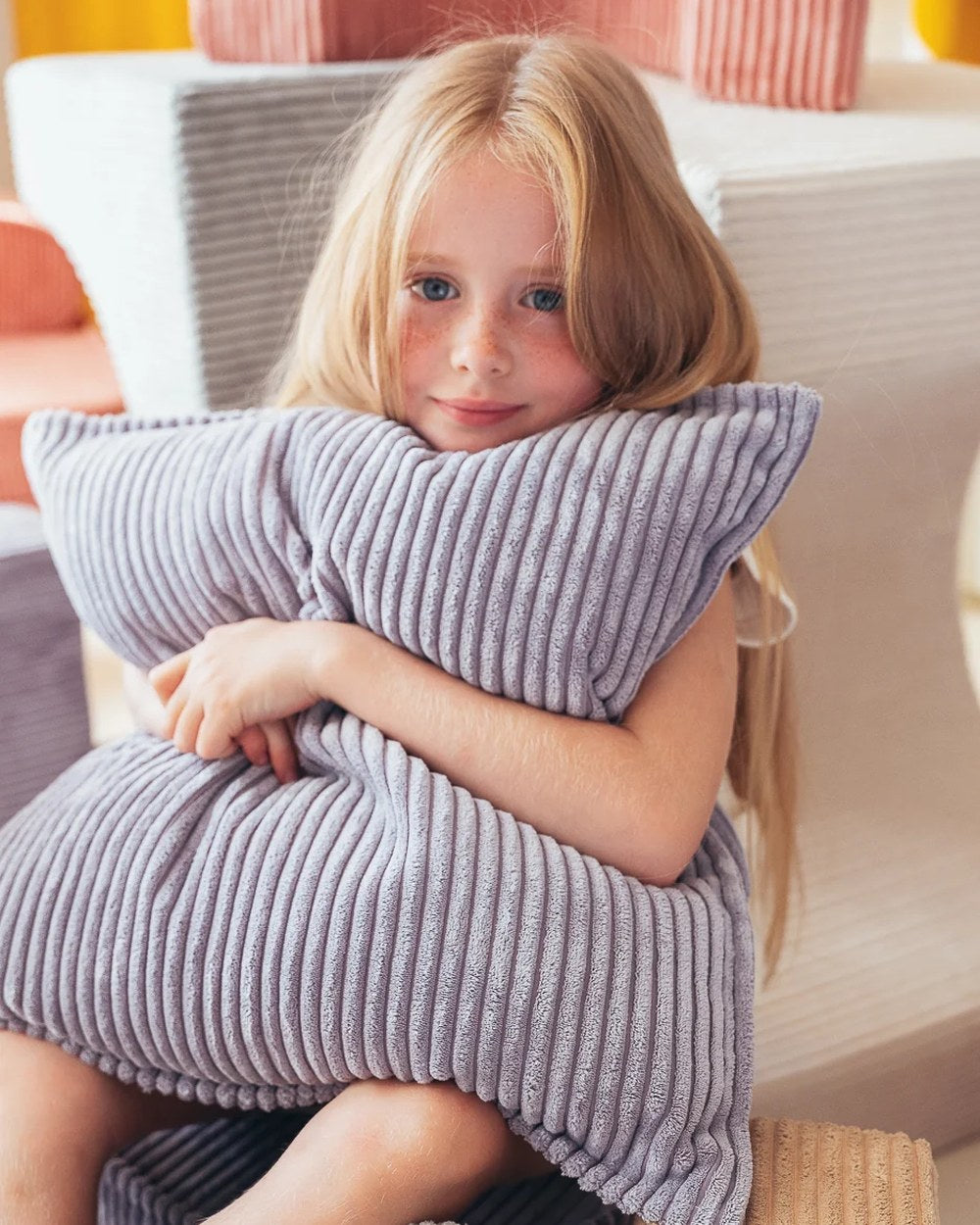 Wigiwama Vierkante kussen Blueberry Blue in een kinderkamer