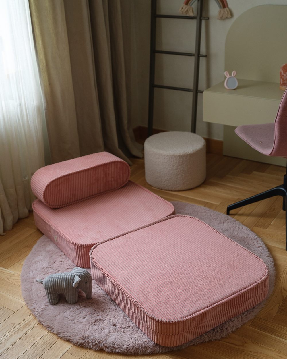 Wigiwama Uitklapstoel 3-in-1 Pink Mousse in een kinderkamer