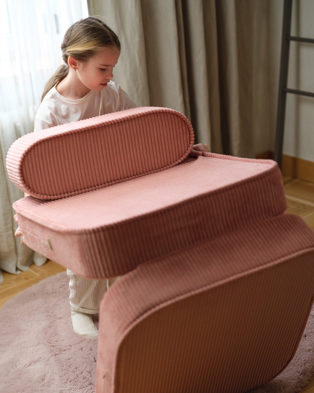 Wigiwama Uitklapstoel 3-in-1 Pink Mousse in een kinderkamer