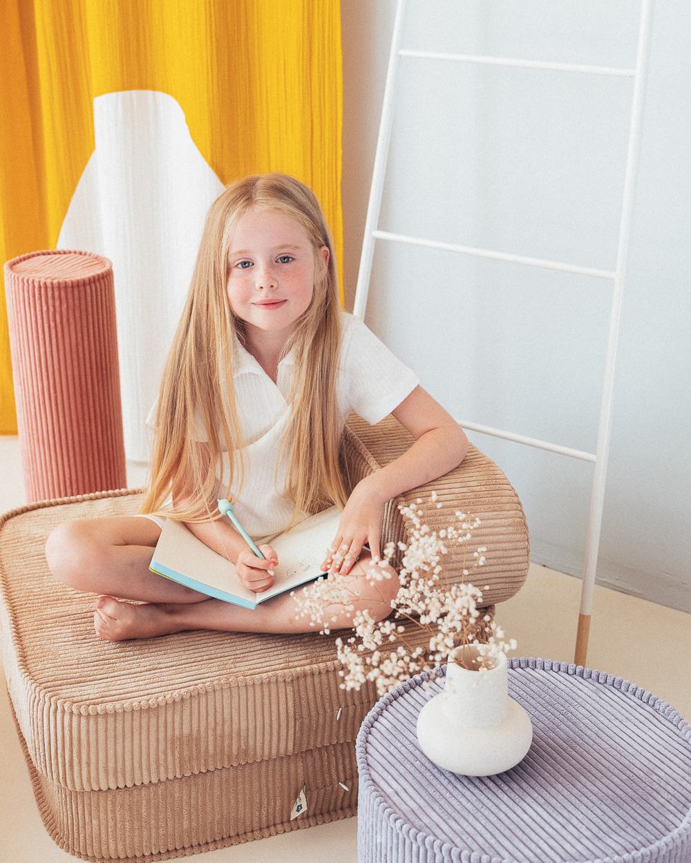 Wigiwama Uitklapstoel 3-in-1 Brown Sugar in een kinderkamer