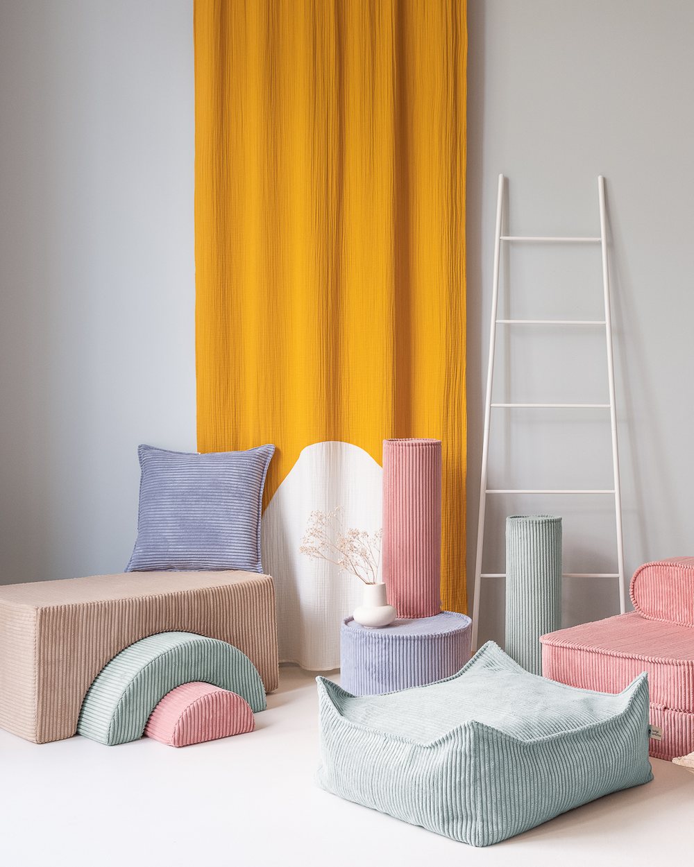 Wigiwama Quadratischer gerippter Pouf Pfefferminzgrün in een kinderkamer