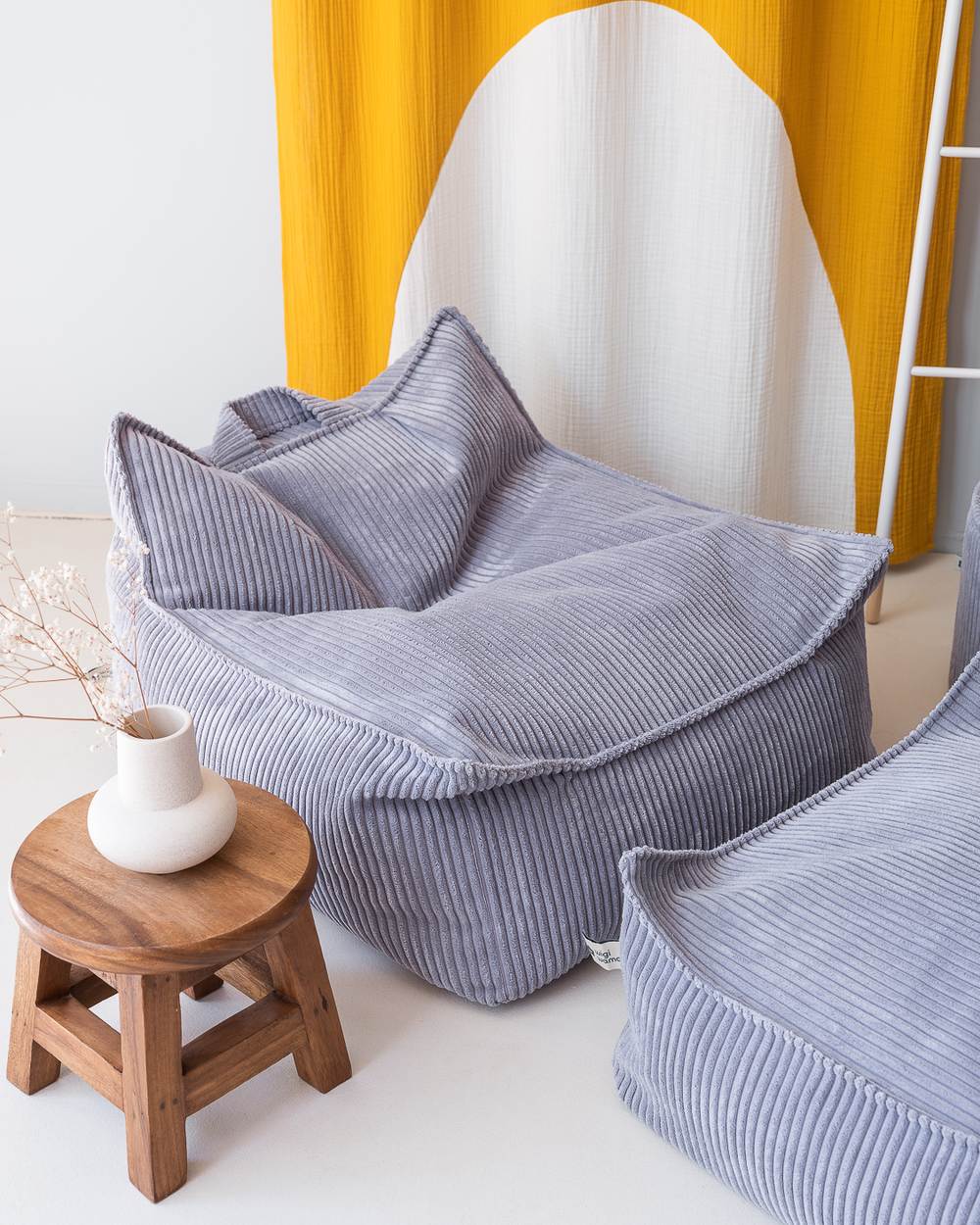 Wigiwama Quadratischer gerippter Pouf Blaubeerblau in een kinderkamer