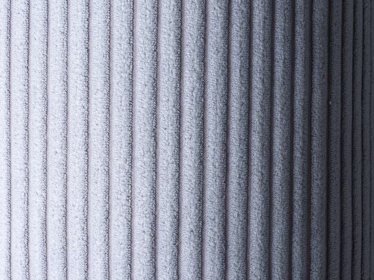 Ribstof van dichtbij — Wigiwama Quadratischer gerippter Pouf Blaubeerblau