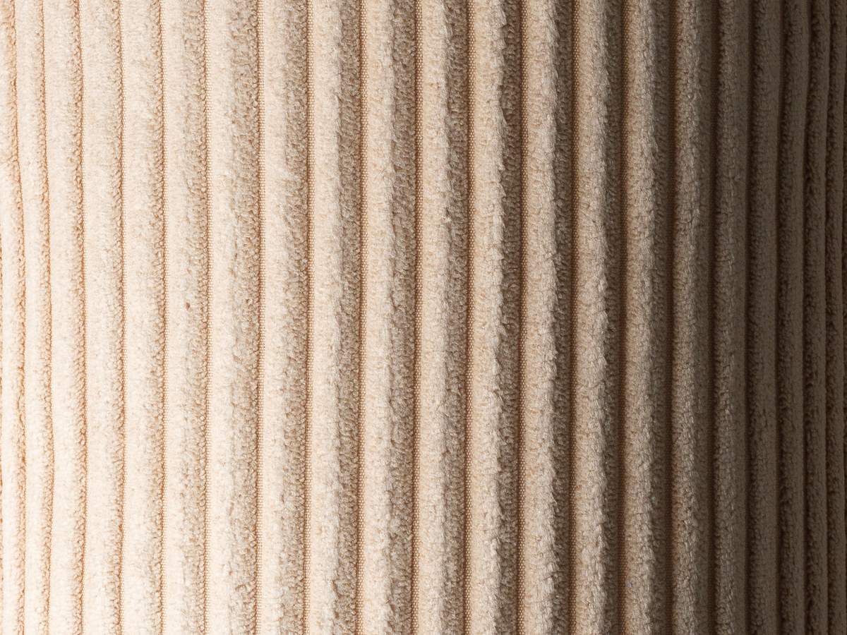 Ribstof van dichtbij — Wigiwama Quadratischer gerippter Pouf Brauner Zucker