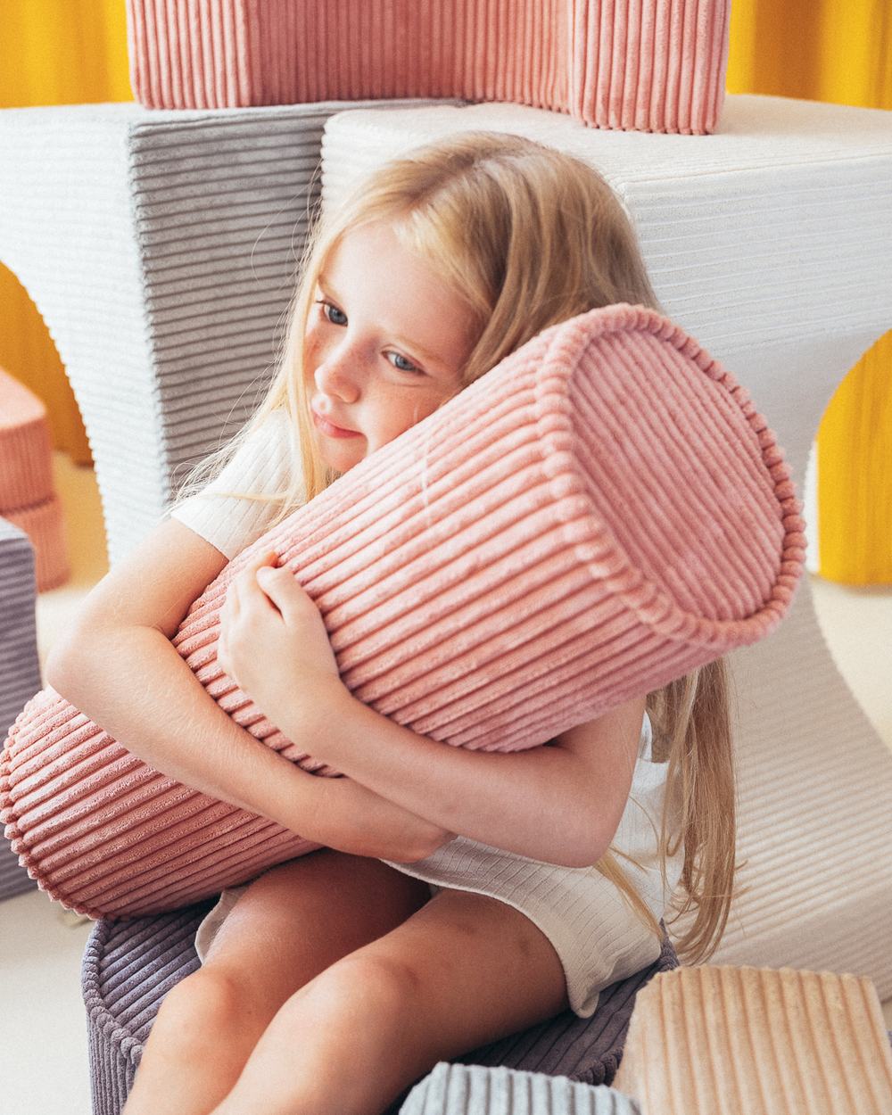 Geripptes Wigiwama-Nackenstützkissen Rosa Mousse in een kinderkamer
