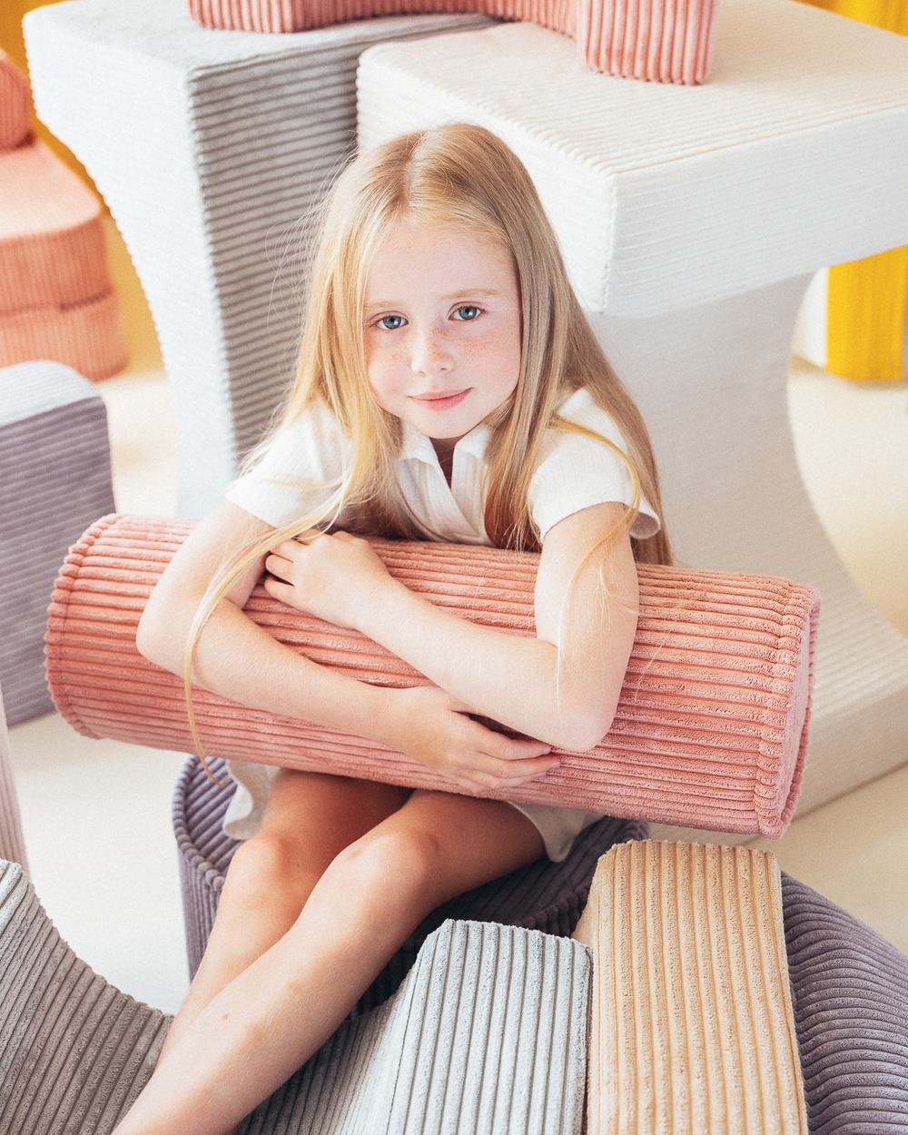 Geripptes Wigiwama-Nackenstützkissen Rosa Mousse in een kinderkamer