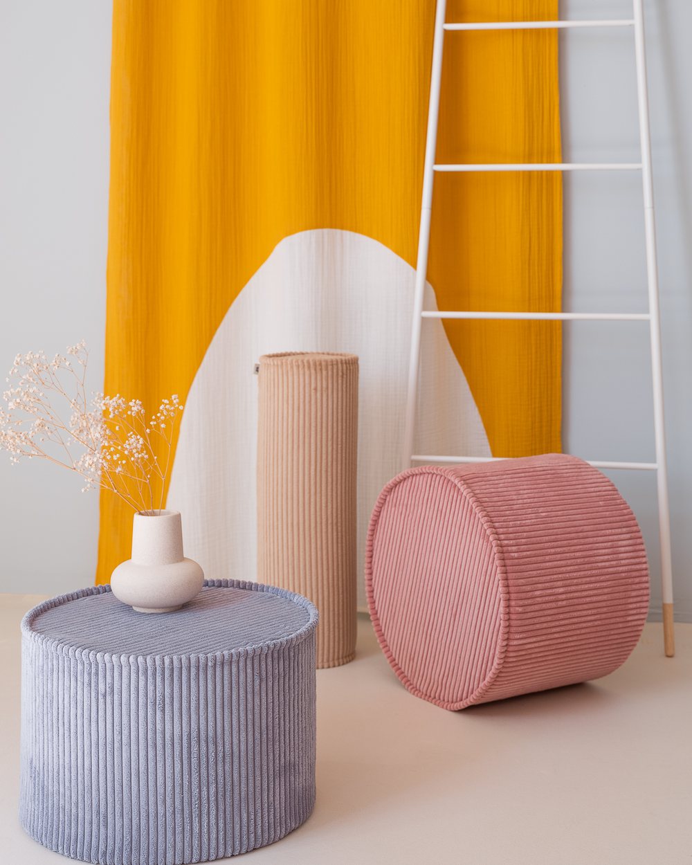 Wigiwama Runder gerippter Pouf Rosa Mousse in een kinderkamer