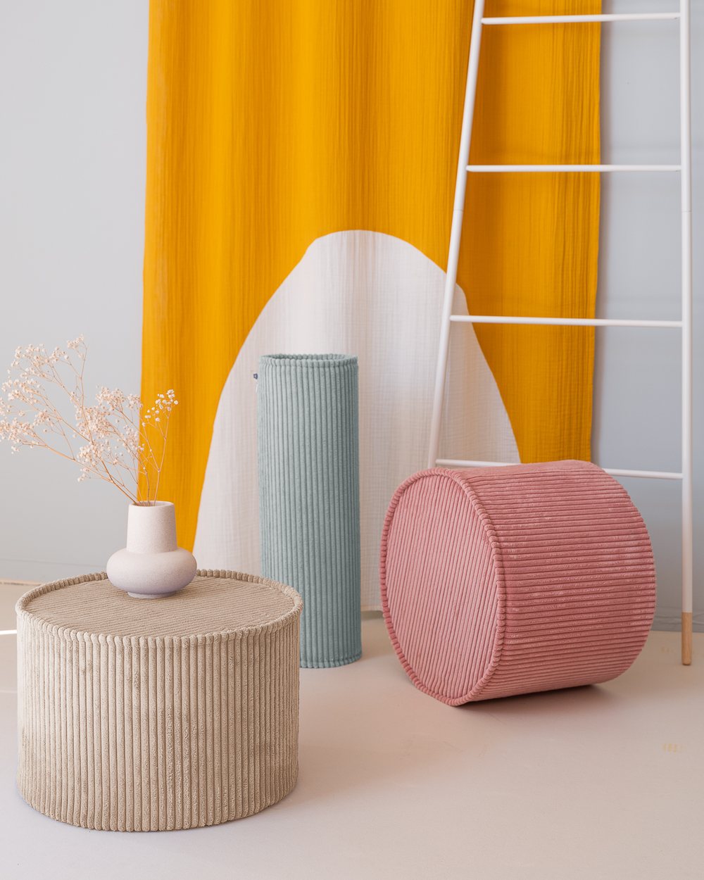 Wigiwama Runder gerippter Pouf Brauner Zucker in een kinderkamer