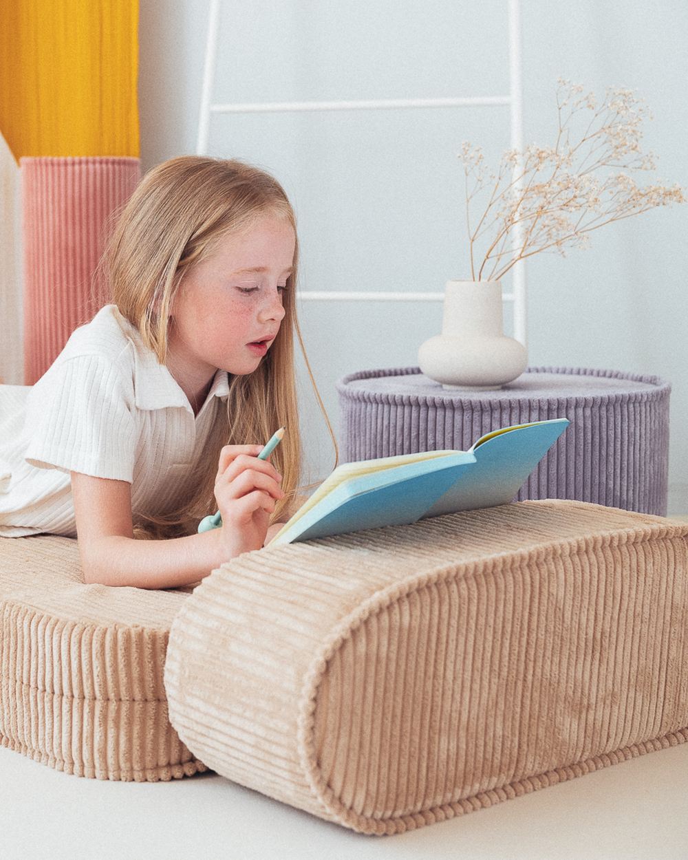Wigiwama Runder gerippter Pouf Blaubeerblau in een kinderkamer
