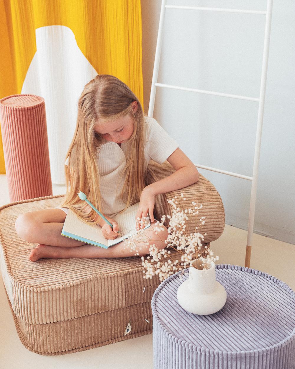 Wigiwama Runder gerippter Pouf Blaubeerblau in een kinderkamer