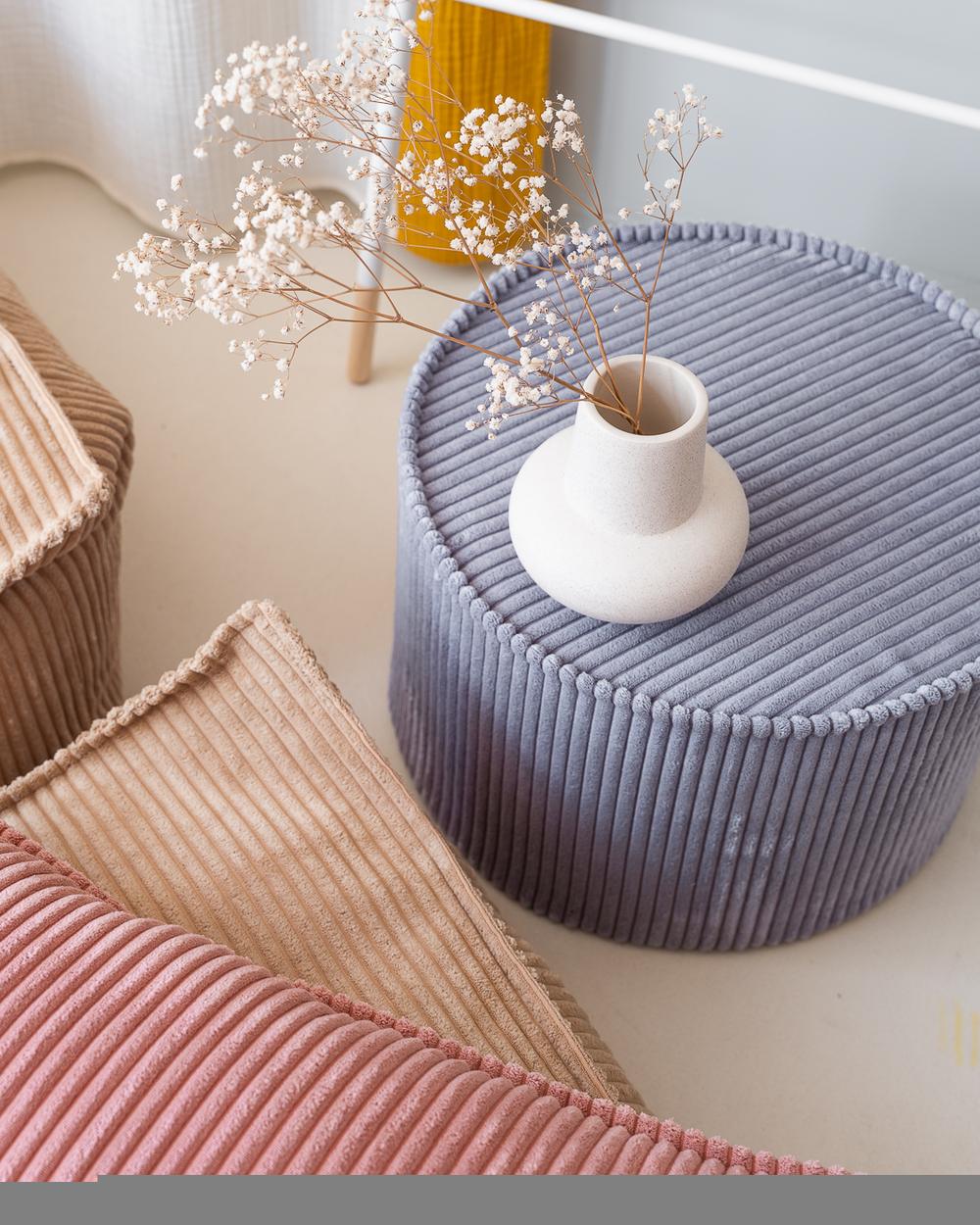 Wigiwama Runder gerippter Pouf Blaubeerblau in een kinderkamer