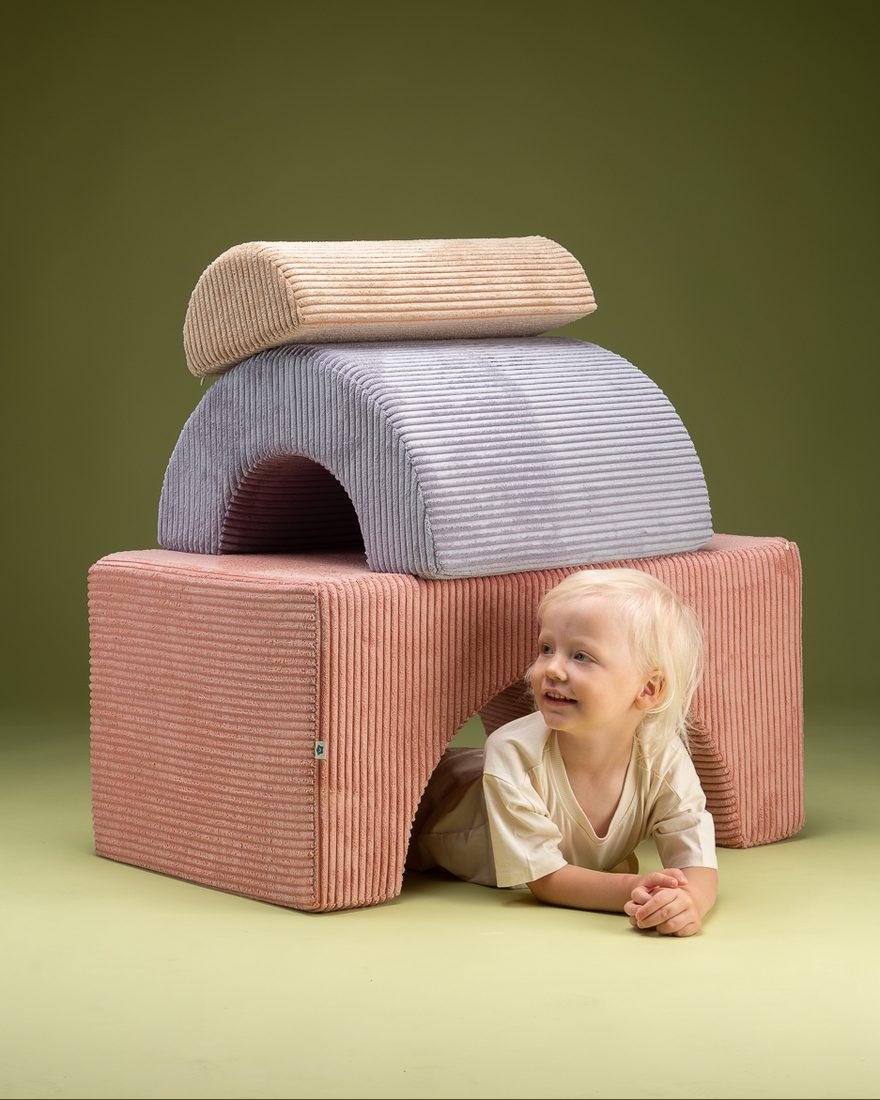 Wigiwama Regenboog speelset Pink Mousse in een kinderkamer