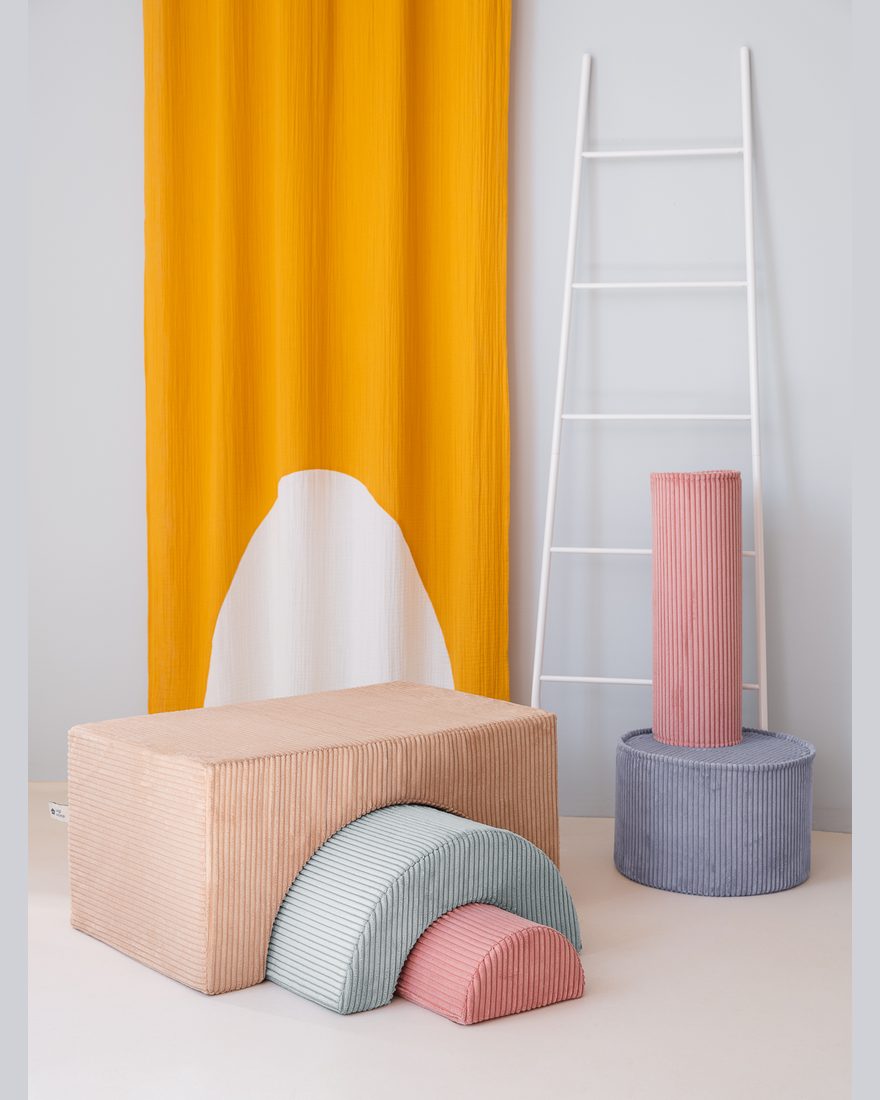 Wigiwama Regenbogen-Spielset aus geripptem Stoff Brauner Zucker in een kinderkamer