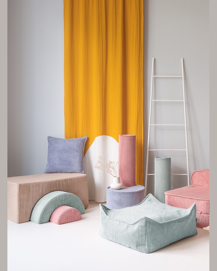 Wigiwama Regenbogen-Spielset aus geripptem Stoff Brauner Zucker in een kinderkamer