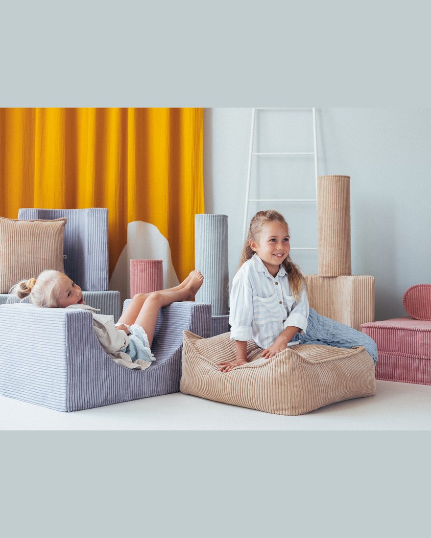 Wigiwama Regenbogen-Spielset aus geripptem Stoff Blaubeere Blau in een kinderkamer