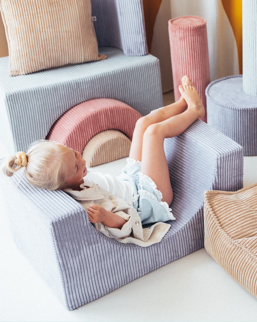Wigiwama Regenbogen-Spielset aus geripptem Stoff Blaubeere Blau in een kinderkamer