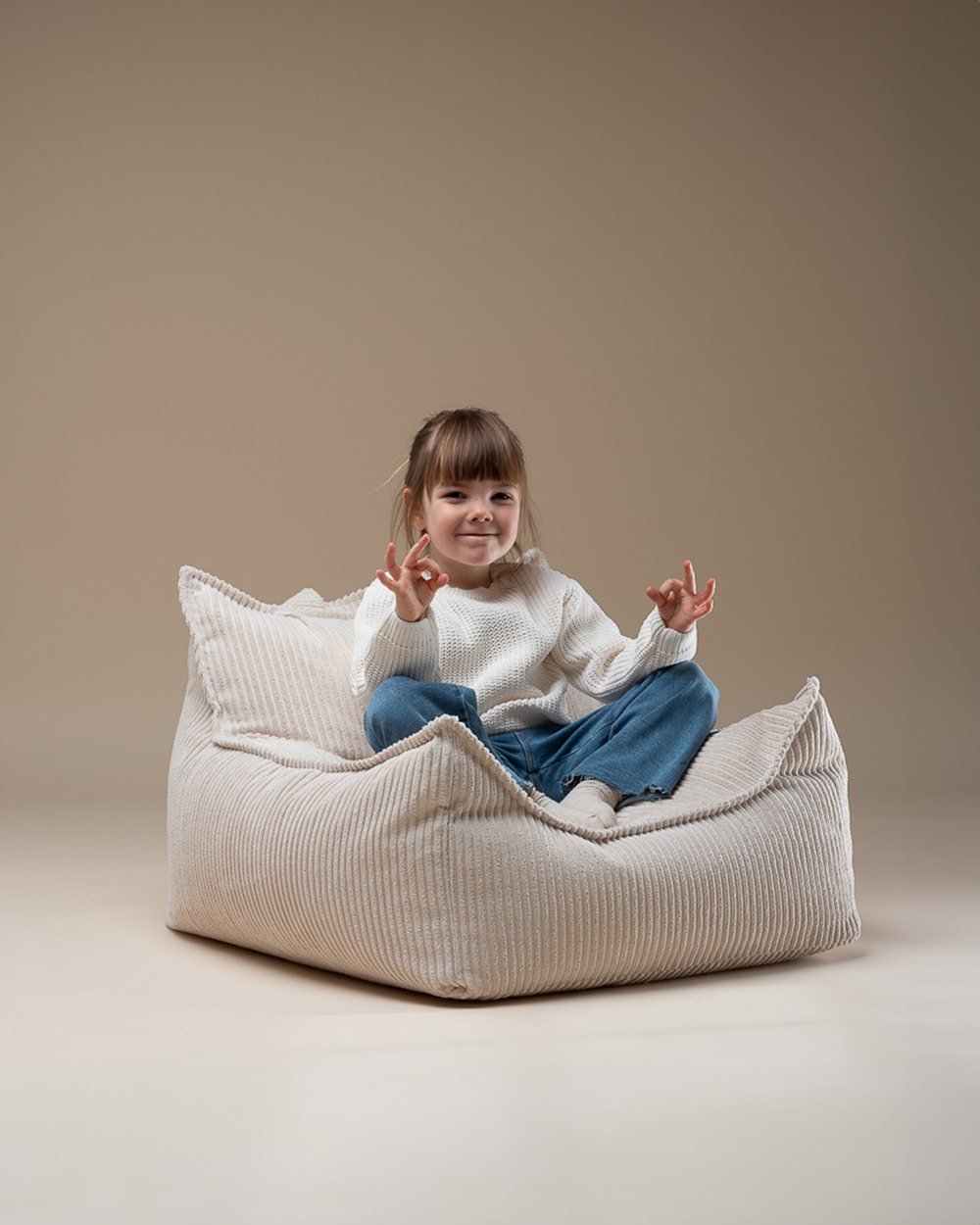 Wigiwama Cord-Sitzsack Marshmallow in een kinderkamer