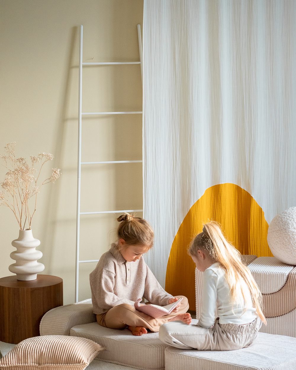 Wigiwama Uitklapstoel 3-in-1 Marshmallow in een kinderkamer