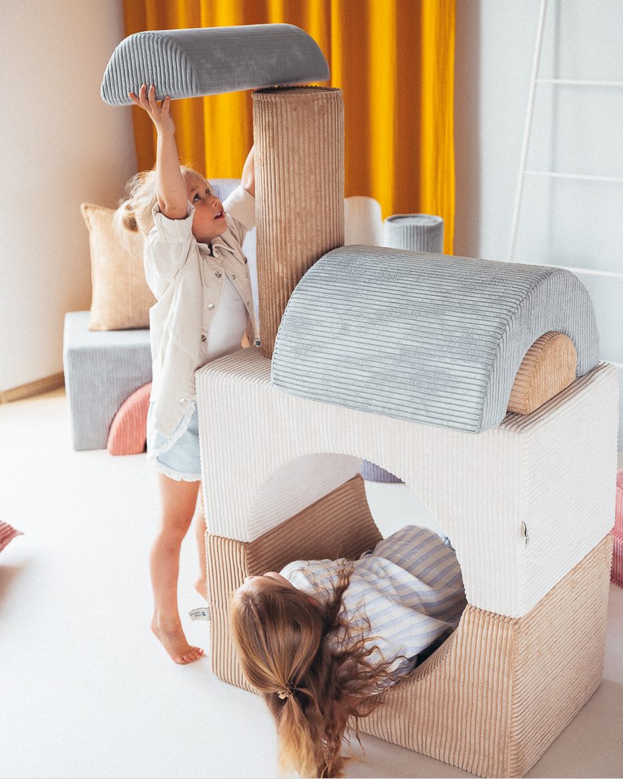 Wigiwama Regenbogen-Spielset aus geripptem Stoff Marshmallow in een kinderkamer