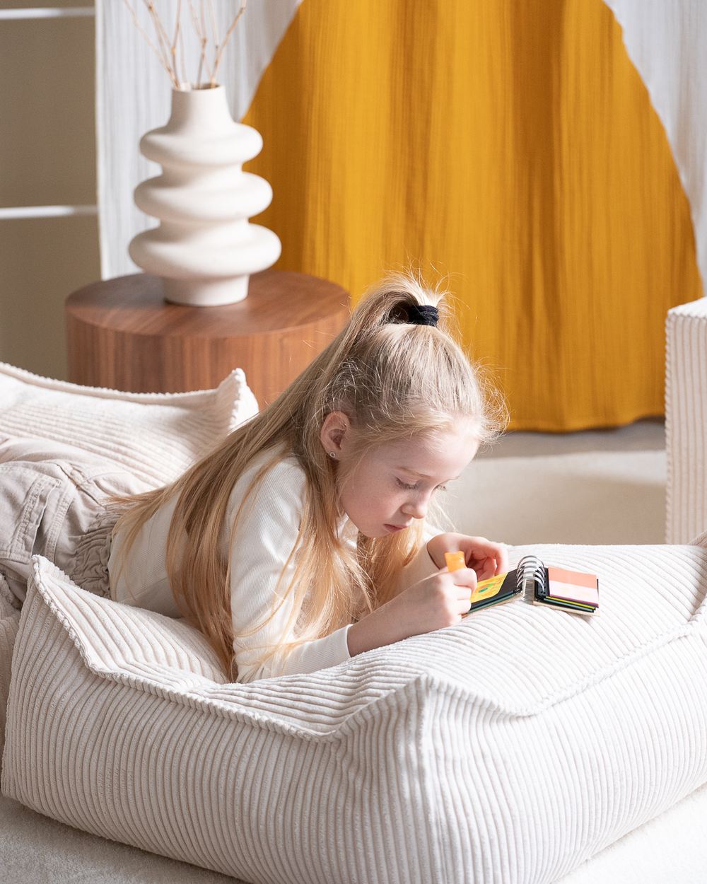 Wigiwama Quadratischer gerippter Pouf Marshmallow in een kinderkamer