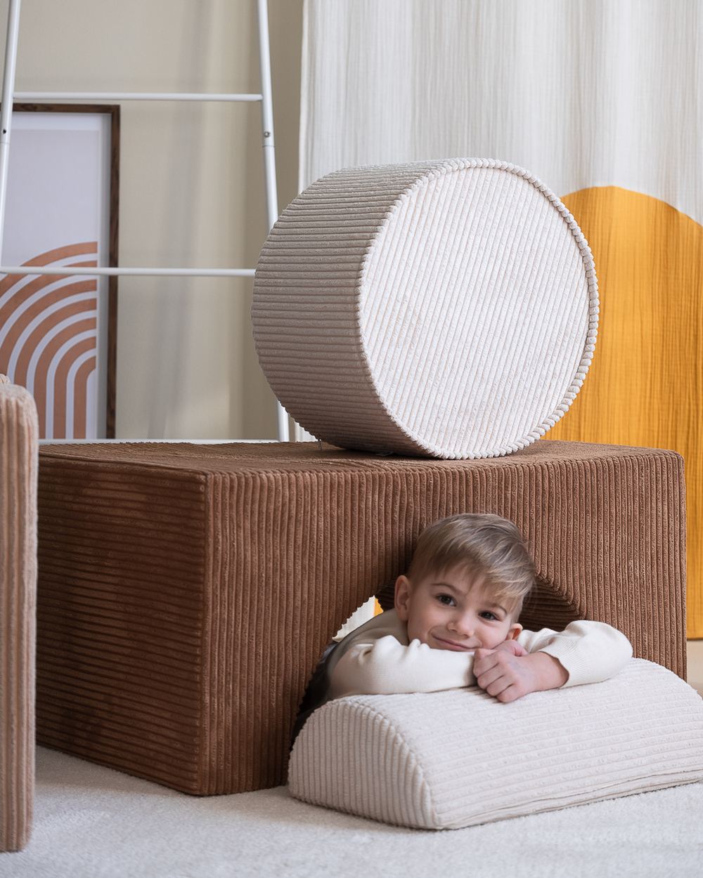 Wigiwama Runder gerippter Pouf Marshmallow in een kinderkamer