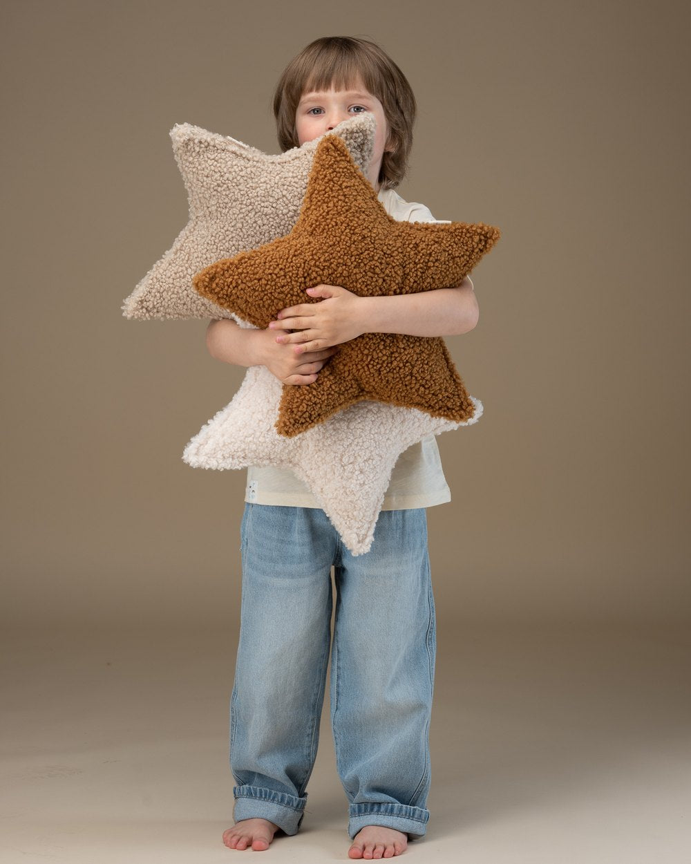 Wigiwama Teddy Star Cushion Creamy white in een kinderkamer
