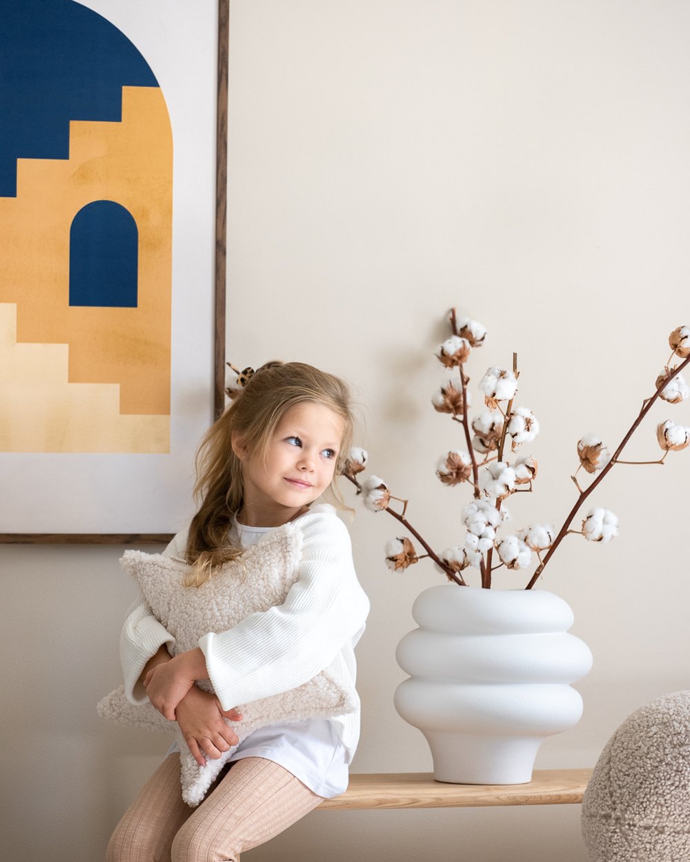 Wigiwama Teddy Star Cushion Creamy white in een kinderkamer