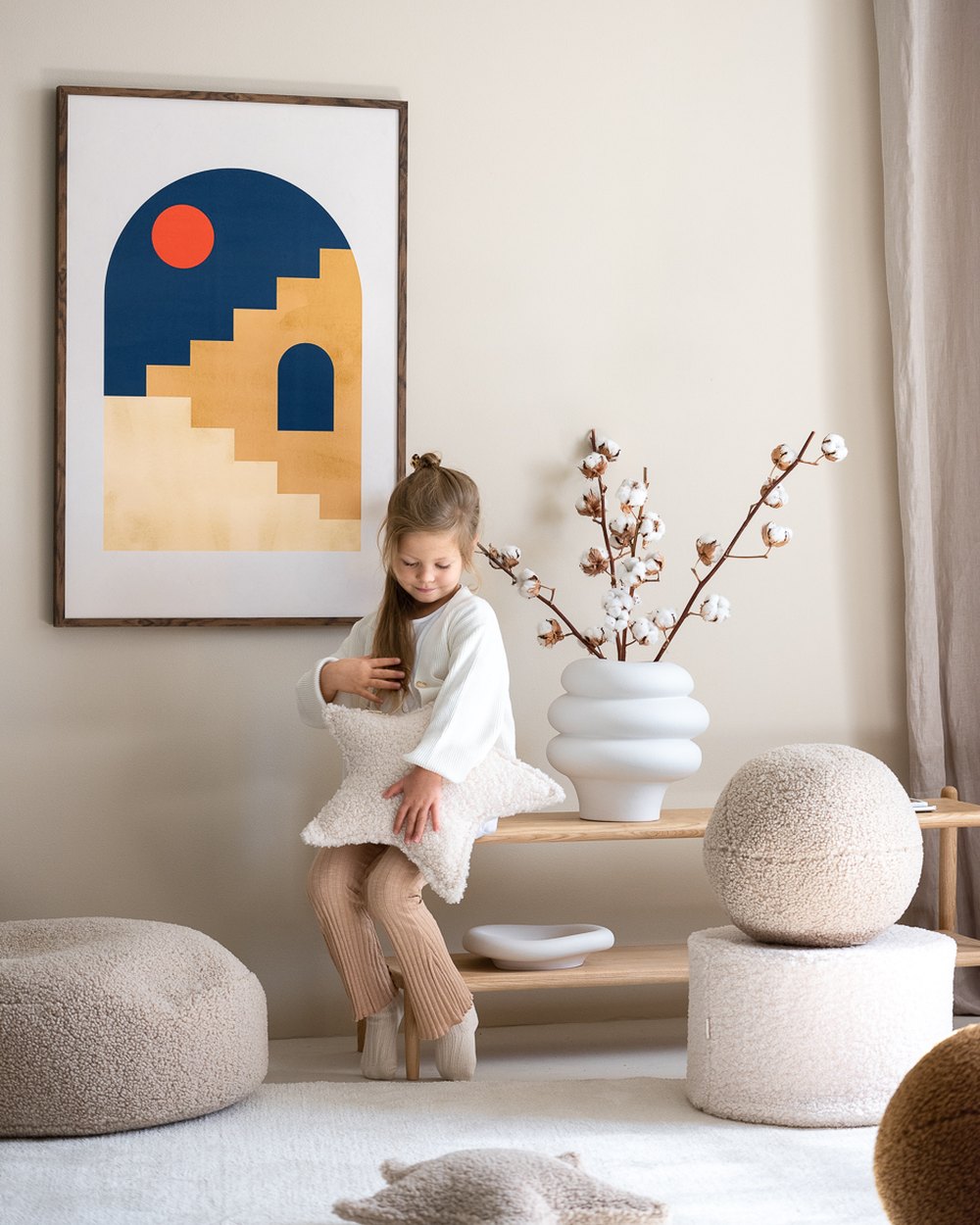 Wigiwama Teddy Star Cushion Creamy white in een kinderkamer