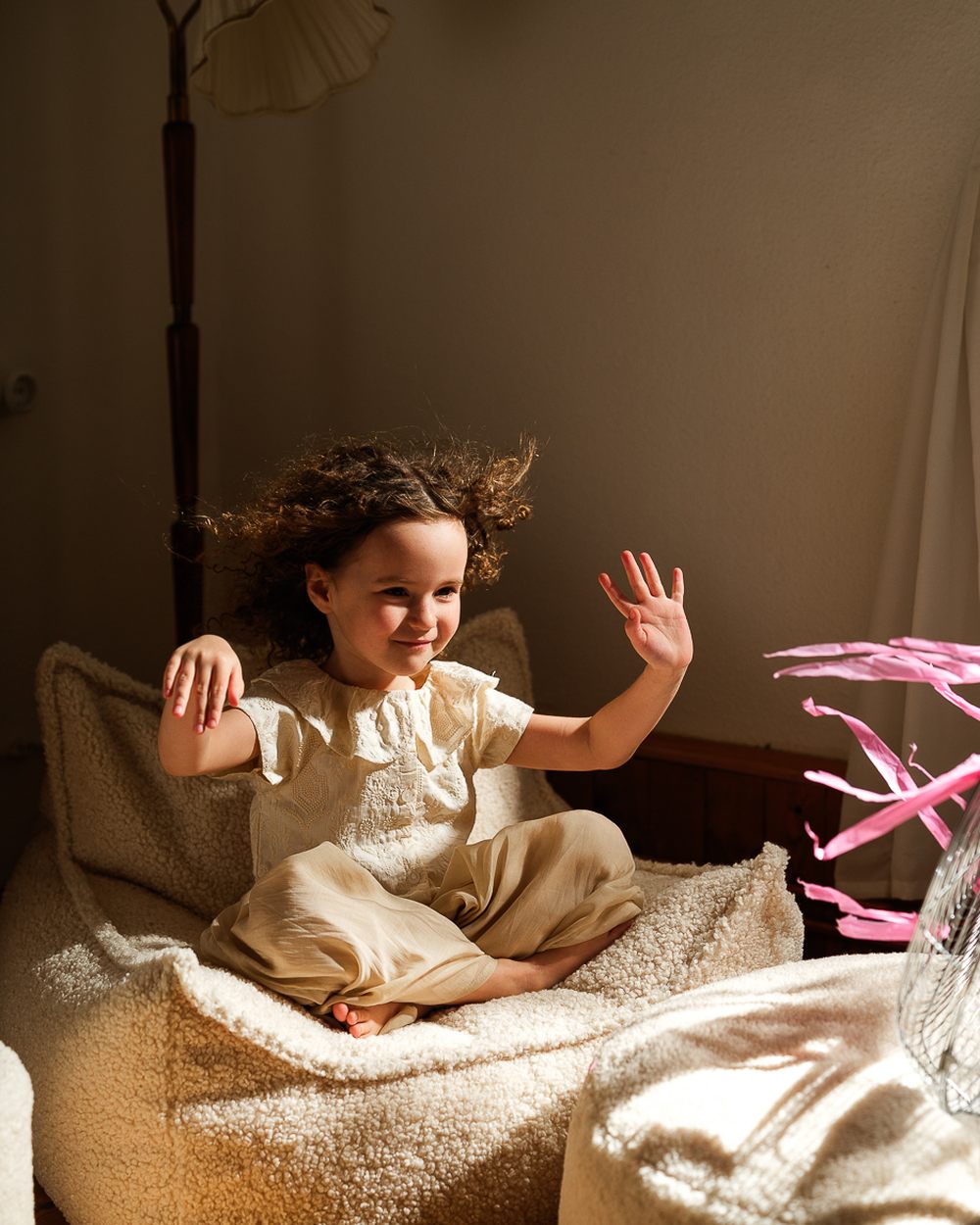 Wigiwama Zitzakstoel Cream White in een kinderkamer