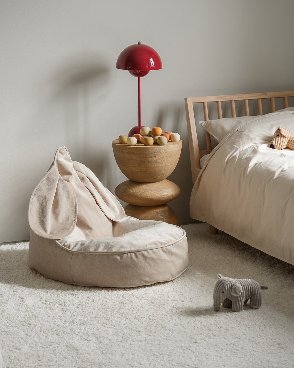 Wigiwama Samtkaninchen-Sitzsack Staubbeige in een kinderkamer