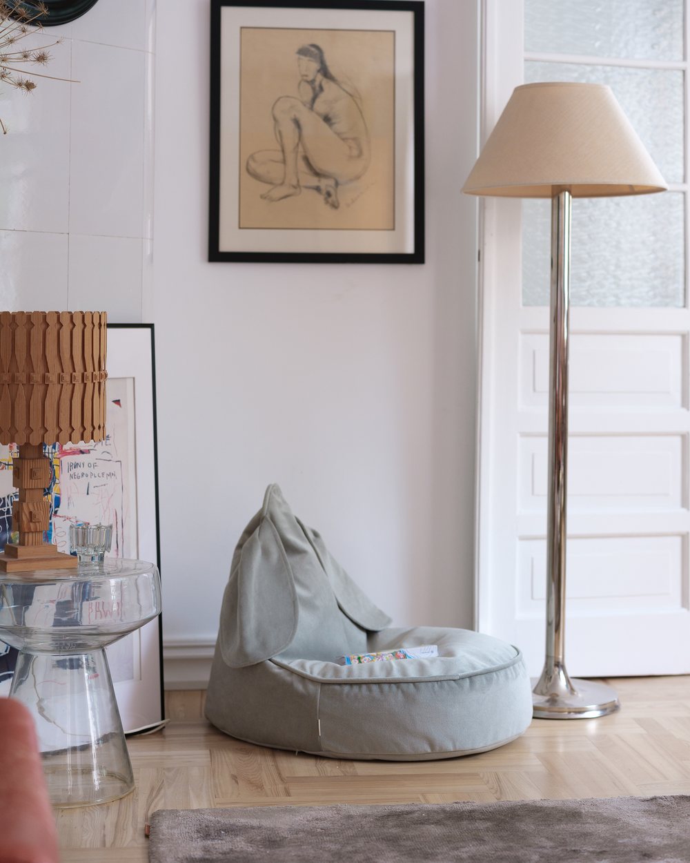 Wigiwama Samtkaninchen-Sitzsack Nebelgrün in een kinderkamer