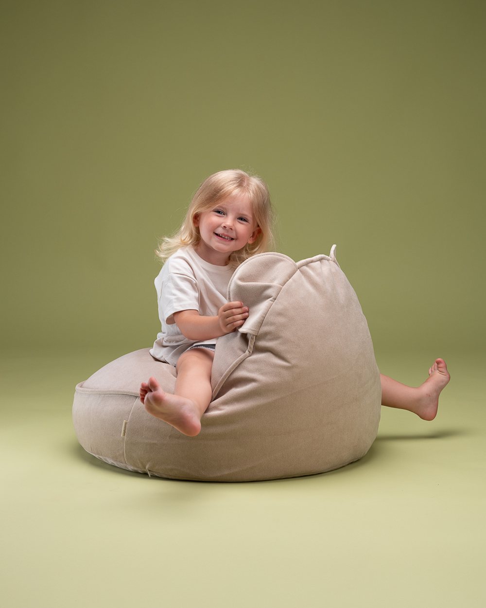 Wigiwama Velvet Bear Sitzsack Staubbeige in een kinderkamer