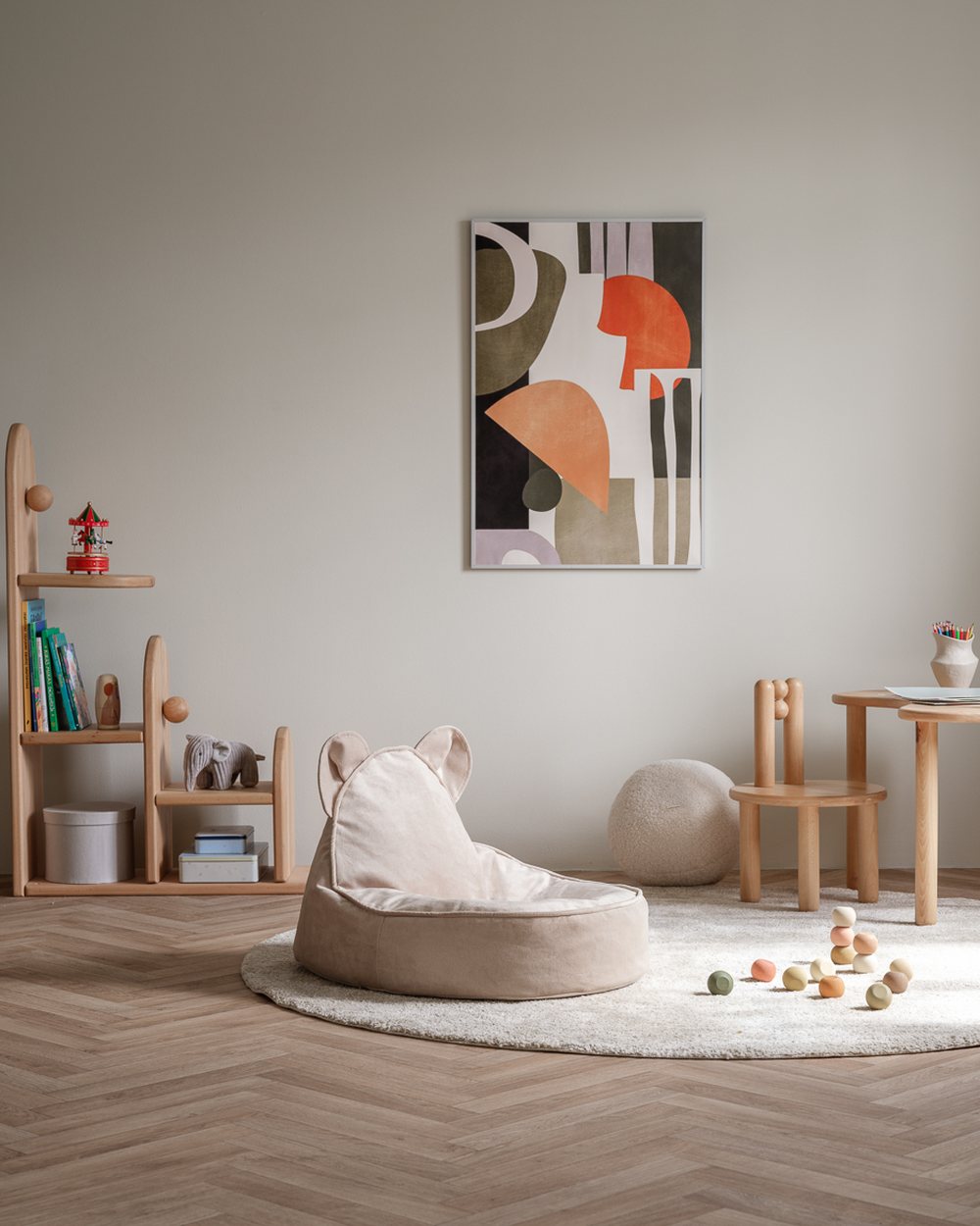 Wigiwama Velvet Bear Sitzsack Staubbeige in een kinderkamer