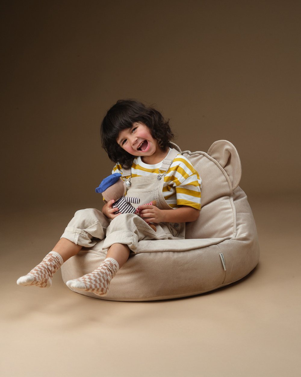 Wigiwama Velvet Bear Sitzsack Staubbeige in een kinderkamer
