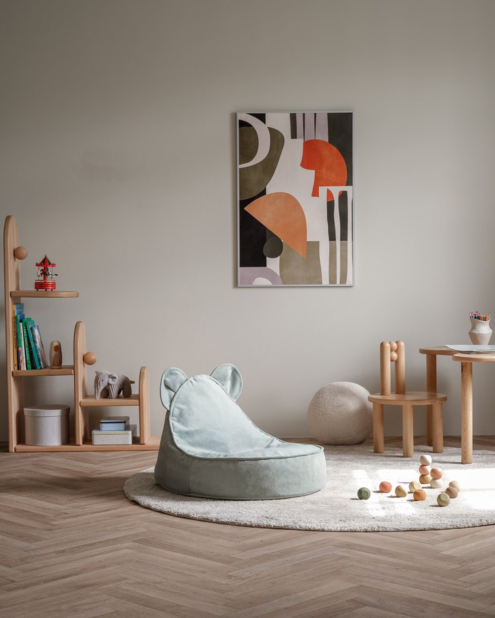 Wigiwama Velvet Bear Sitzsack Nebelgrün in een kinderkamer