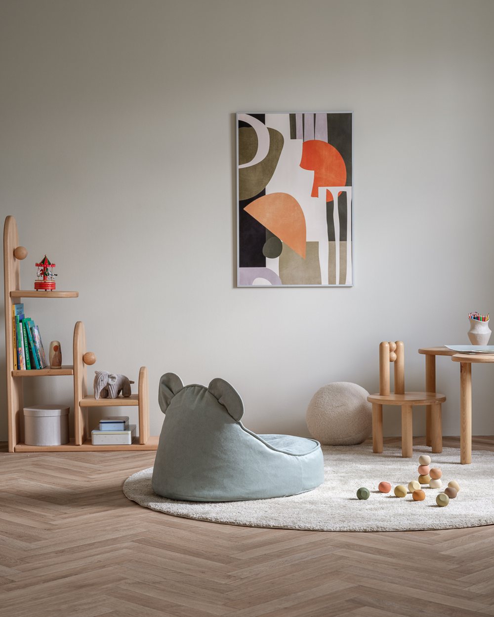 Wigiwama Velvet Bear Sitzsack Nebelgrün in een kinderkamer