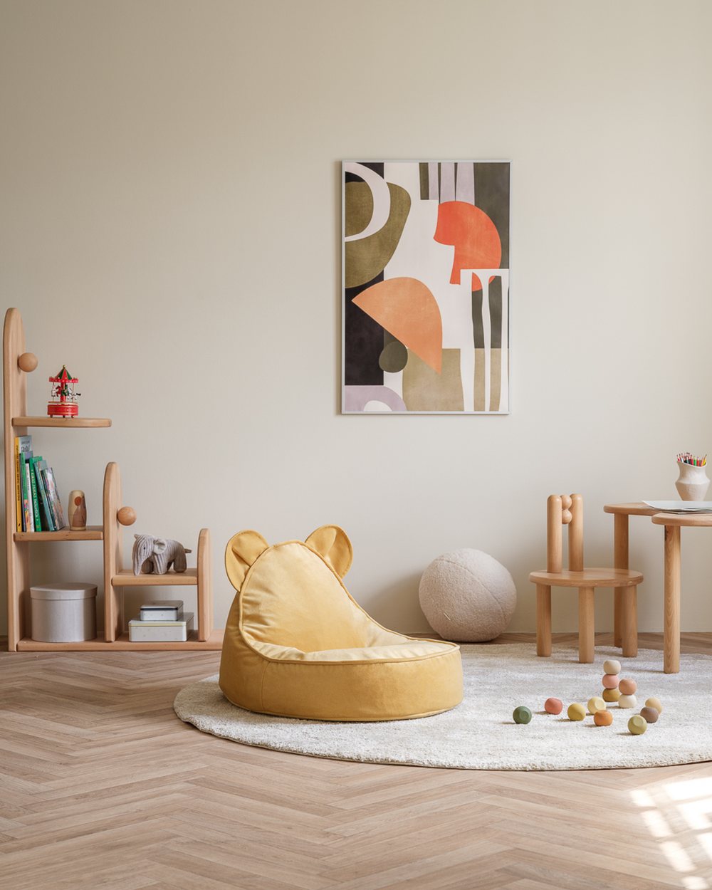Wigiwama Velvet Bear Sitzsack Gesalzenes Karamell in een kinderkamer