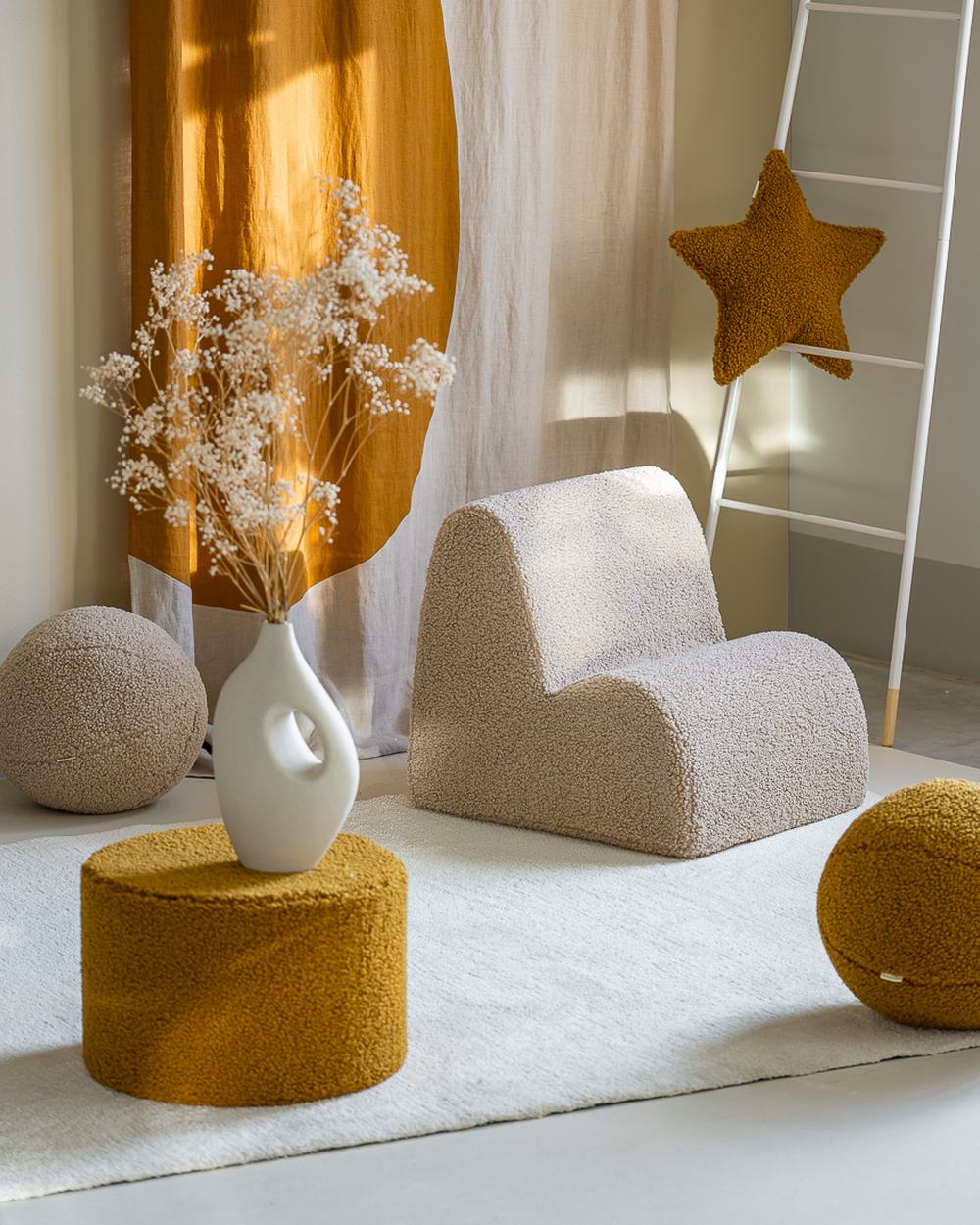 Wigiwama Wolkenstoel Creamy white in een kinderkamer