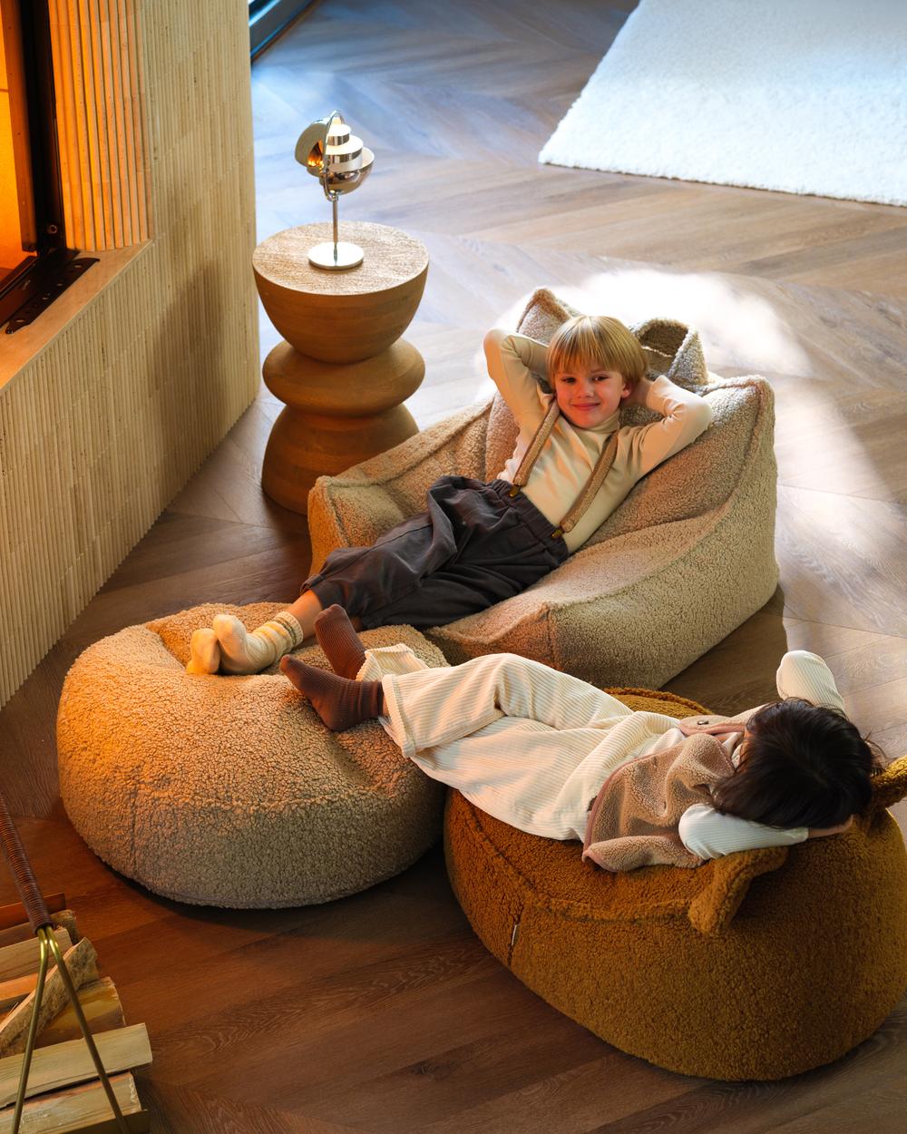 Wigiwama-Hocker aus Teddy-Stoff Keks in een kinderkamer