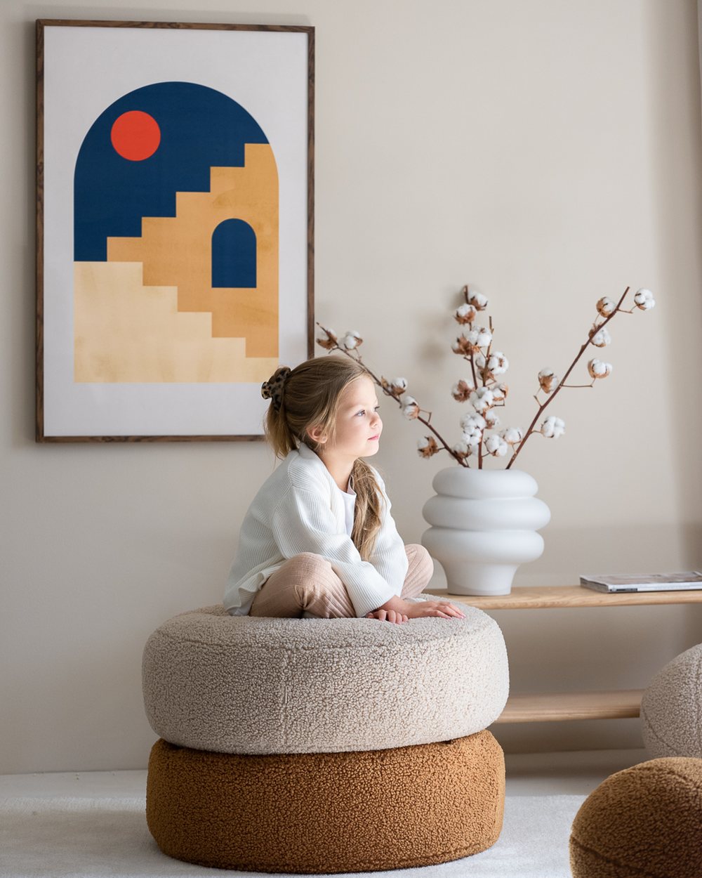 Wigiwama-Hocker aus Teddy-Stoff Keks in een kinderkamer