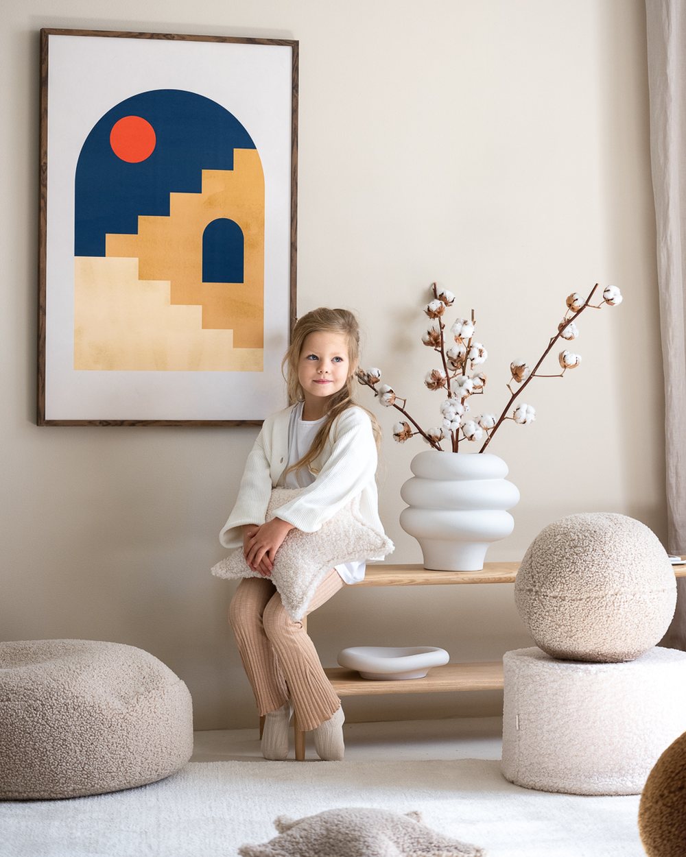 Wigiwama Ronde zitpoef Cream White in een kinderkamer
