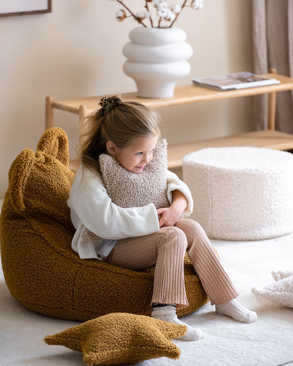 Wigiwama Ronde zitpoef Cream White in een kinderkamer