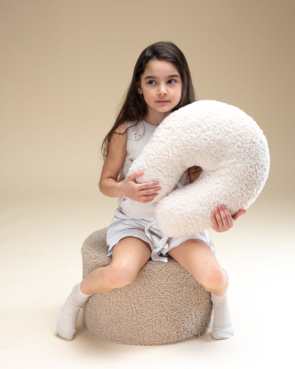 Wigiwama Runder Teddy-Stoffpouf Keks in een kinderkamer